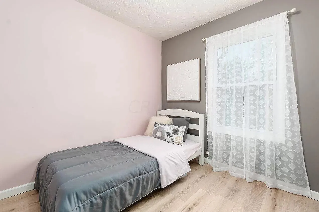 3 bed, 925 sqft, $2,000 — Photo 2