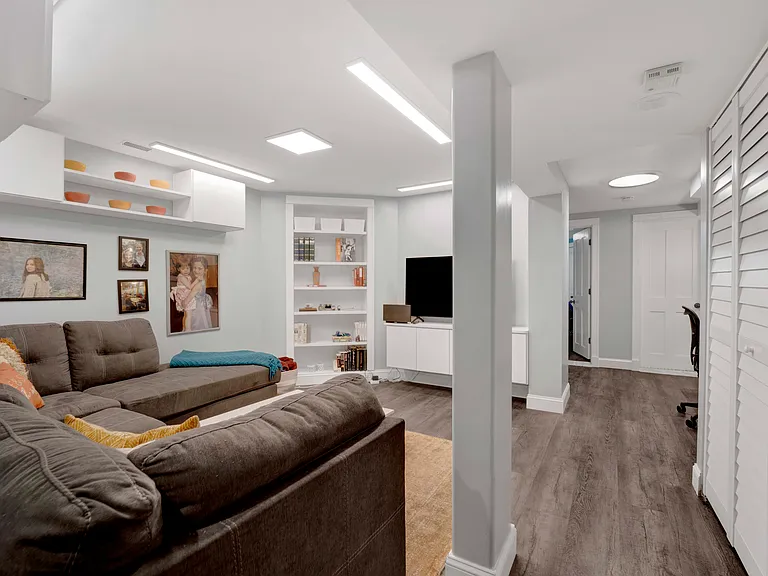 2109 N Clark St — Photo 33