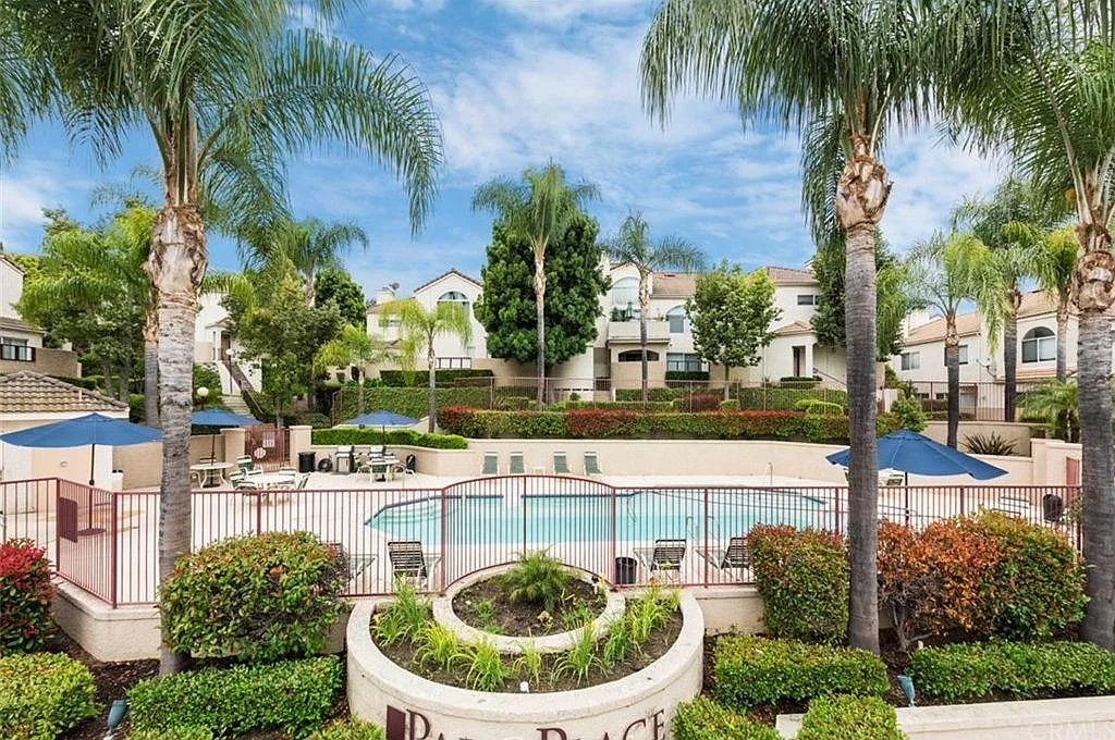 2 bed, 954 sqft, $2,700 — Photo 3