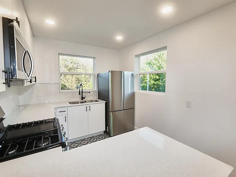 3300 Tom Green St #5 — Photo 8