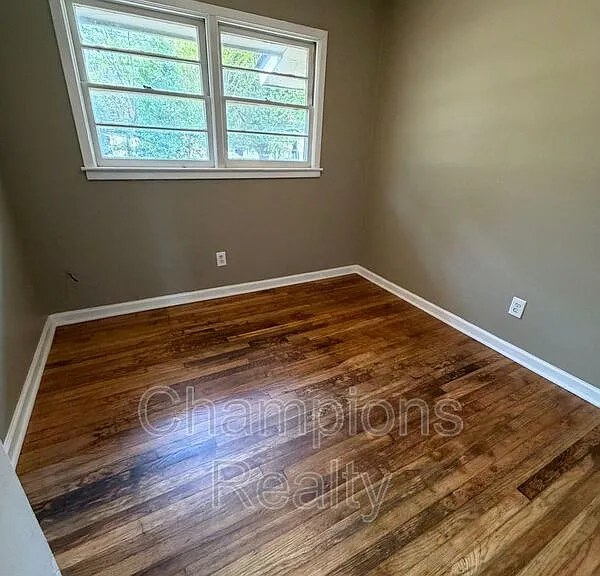 1502 Baker St — Photo 10