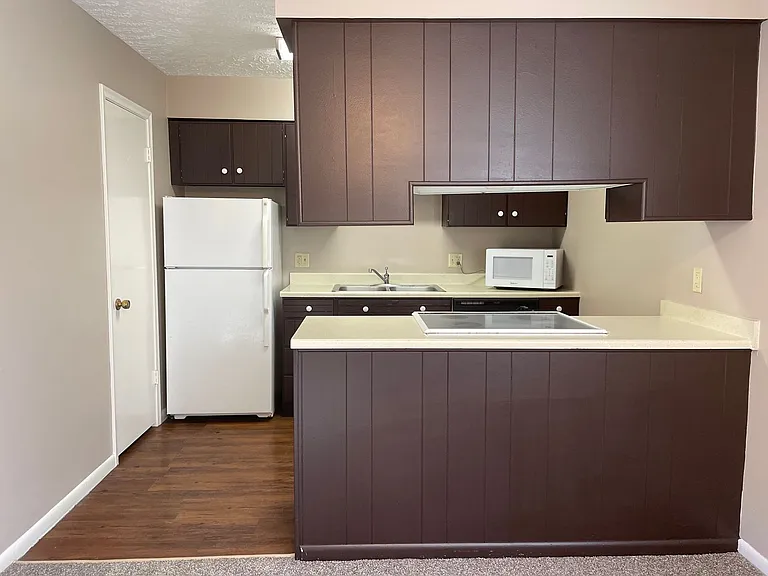Bristol Square Apartments — Photo 242