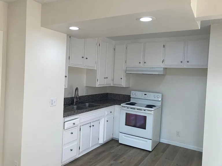 650 Linden Ave — Photo 49