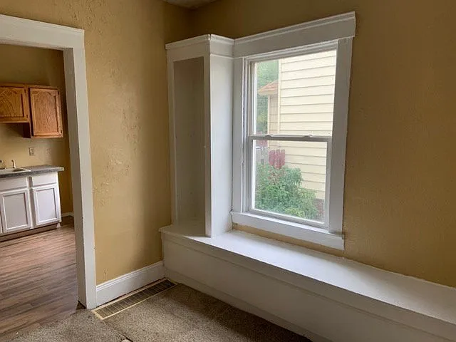 Spacious 3 Bed 1 Bath — Photo 2