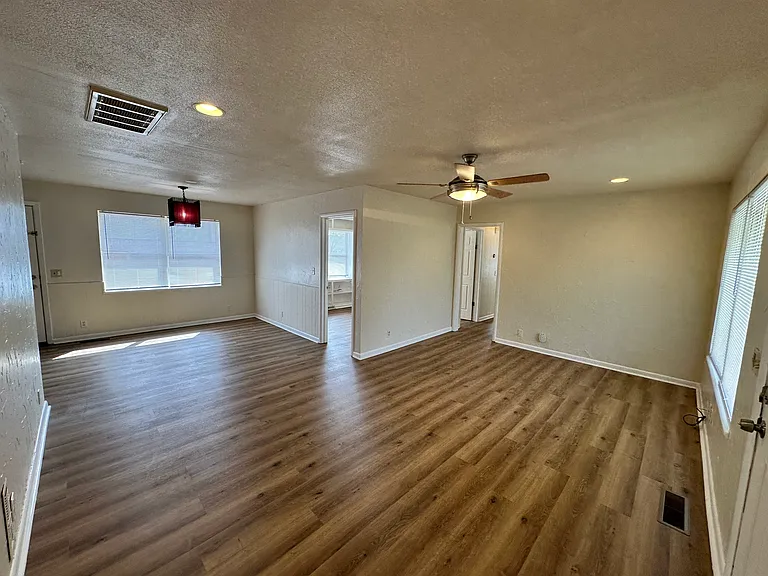 5028 N Linn Ave — Photo 1