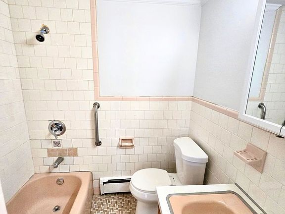 5th image of 159 Montgomery St APT 5