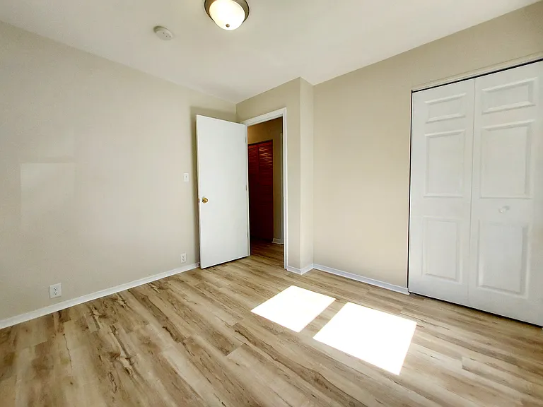 1100 E Sherman St — Photo 16