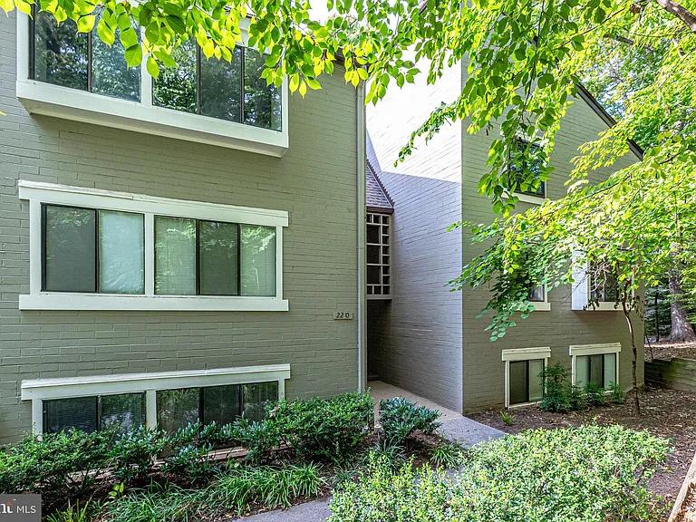 2210 Springwood Dr #207 — Photo 1
