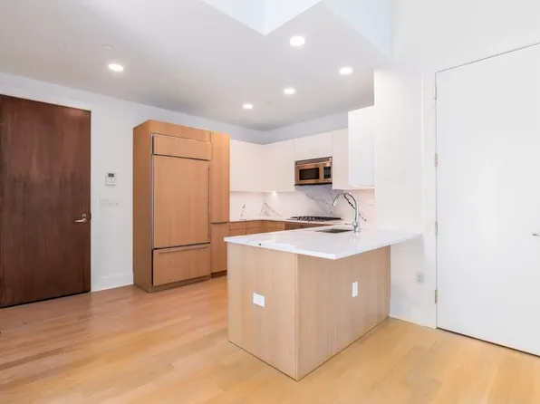 250 East 49th Street 5F image 3 of 13