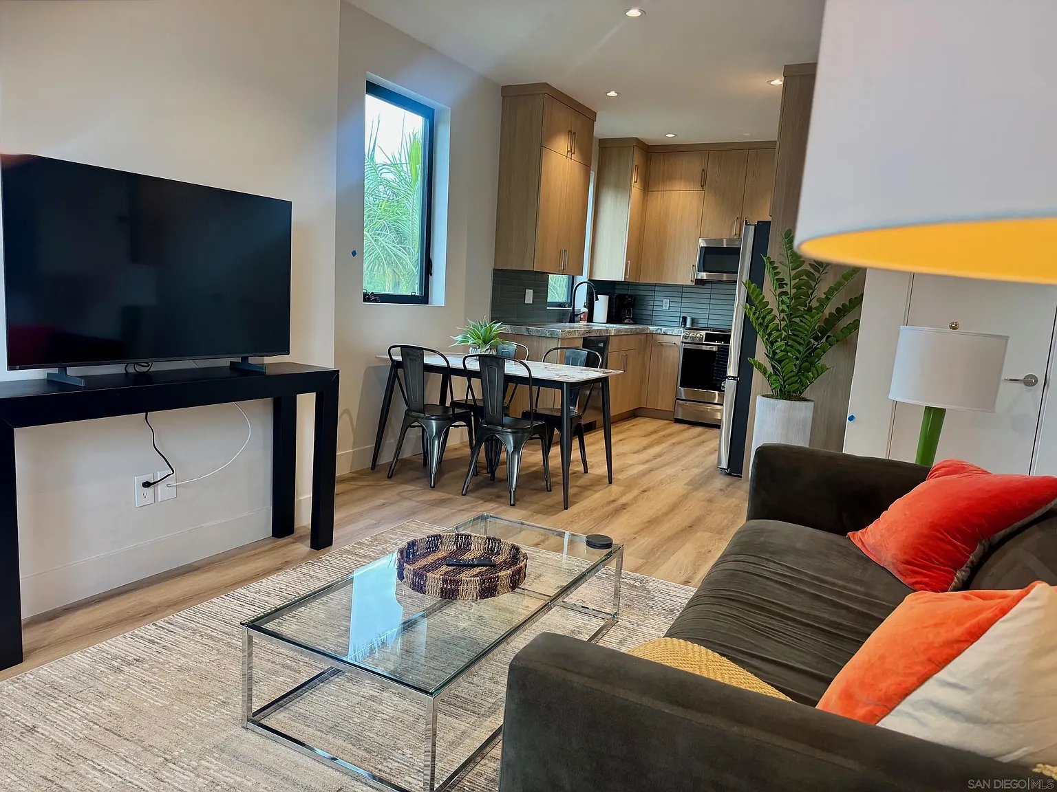 1 bed, 1.0 bath, 650 sqft, $5,000 — Photo 3