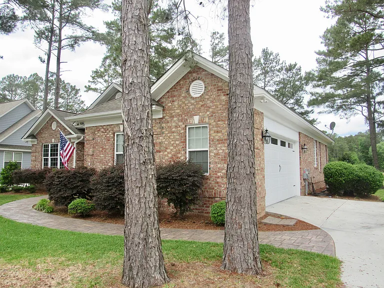 1271 Greenbriar Dr — Photo 3