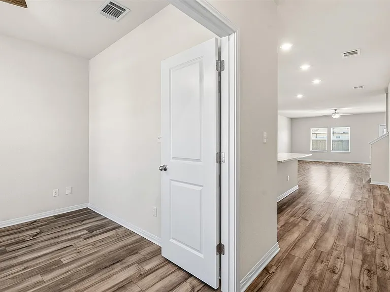 520 Loriner Way — Photo 6
