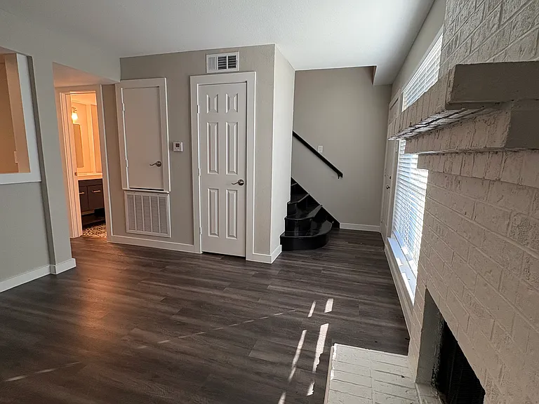 206 Rolling Hills Pl — Photo 4