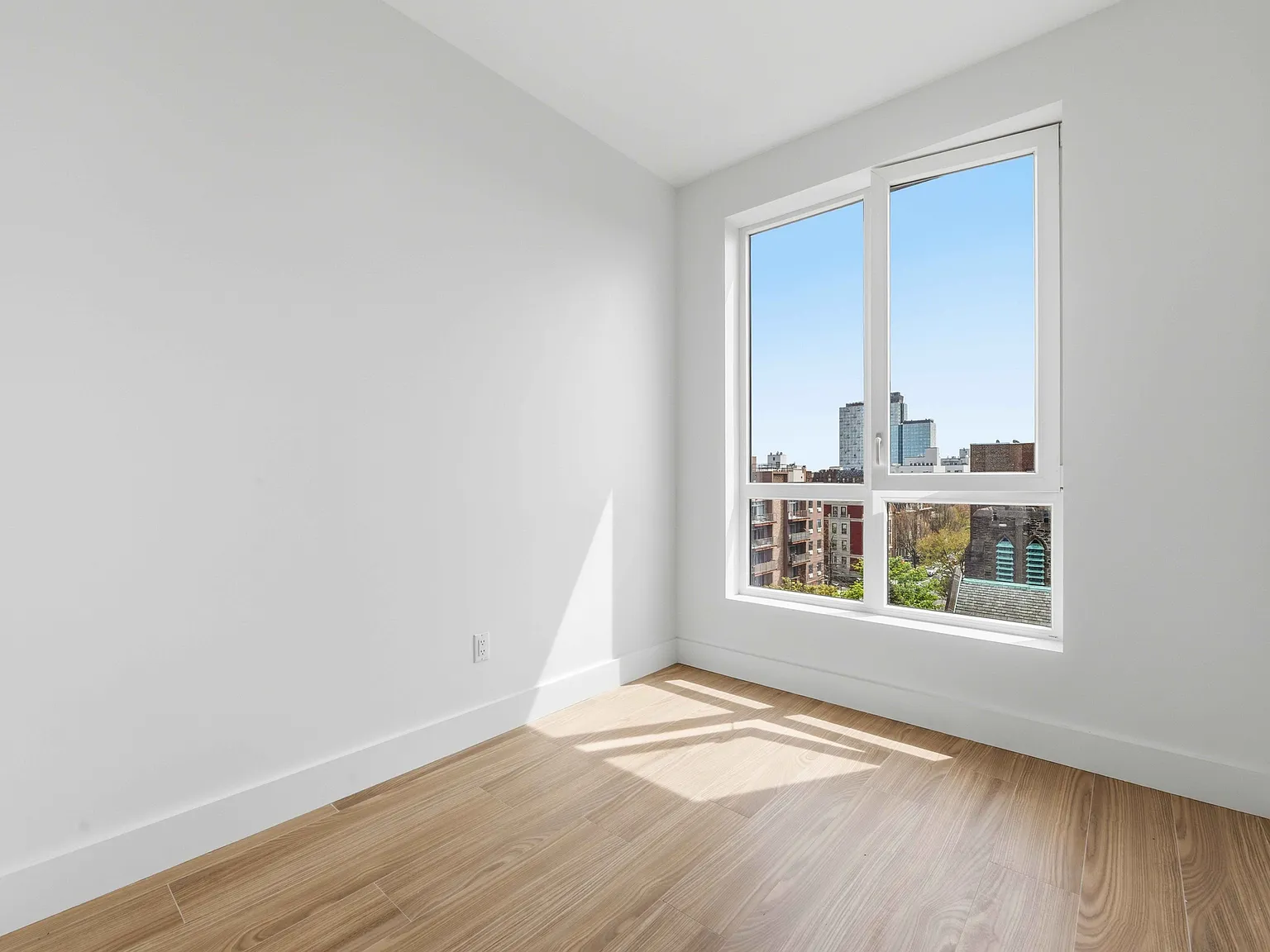 105 Hawthorne Street — Photo 3
