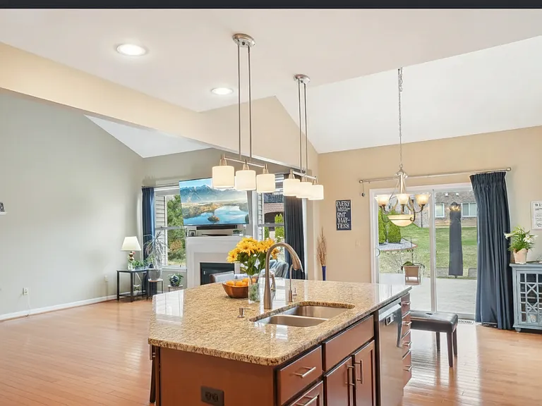 E Stonegate Cir — Photo 3