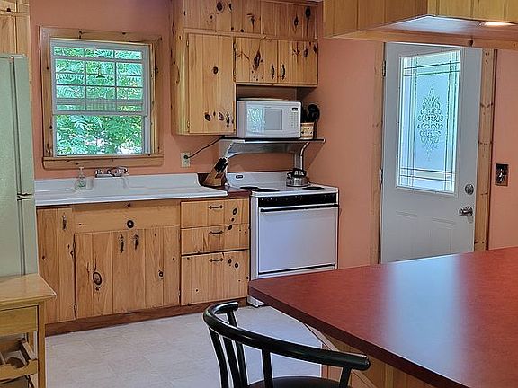 Full Kitchen 
Farmhouse Sink