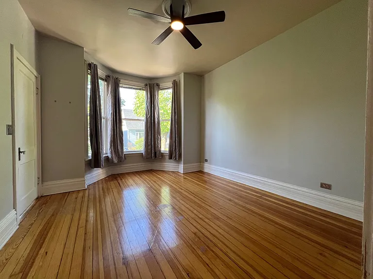 2335 W Barry Ave #2 — Photo 4