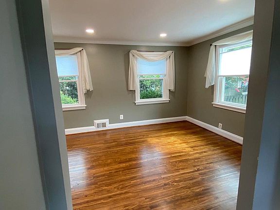 5th image of 512 W Windsor Ave