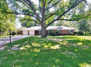 2000 Banbury Ln, Leland Grove, IL 62704