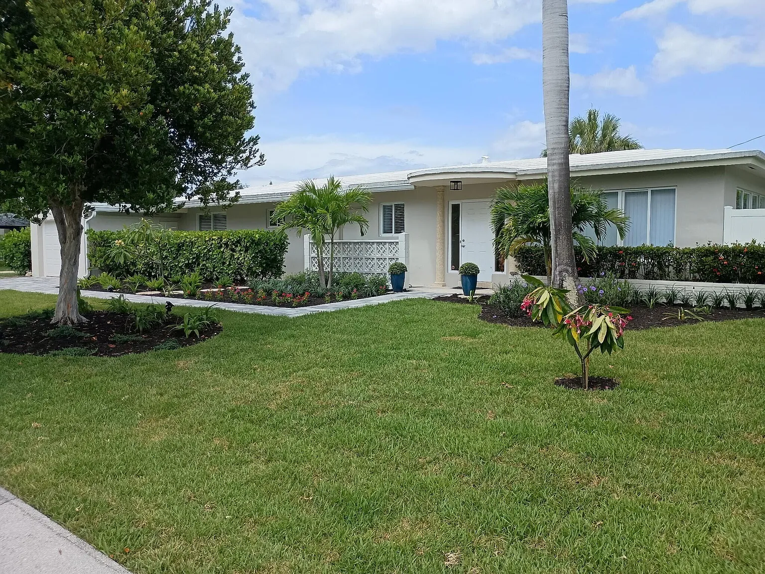 3 bed, 2.0 bath, 1808 sqft, $4,700 — Photo 2