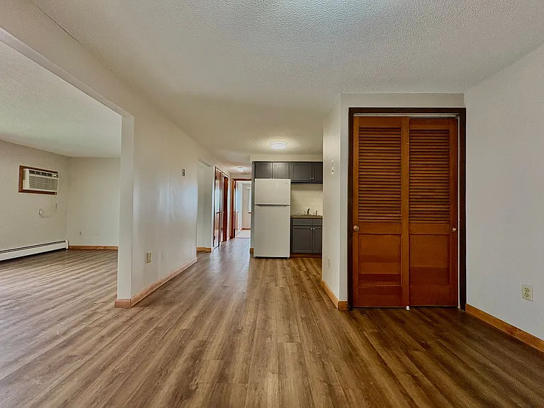 Camelot Village Apartments — Photo 32