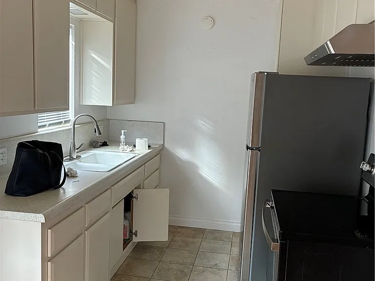 1525 E 2nd St #6 — Photo 3
