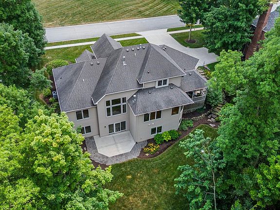 5th image of 202 Royal Crest Dr