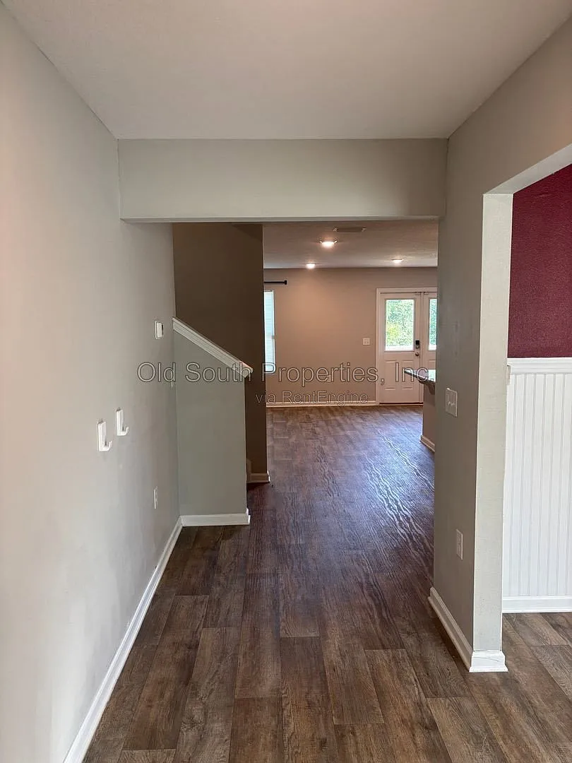 5 bed, 3.0 bath, 2556 sqft, $2,225 — Photo 2