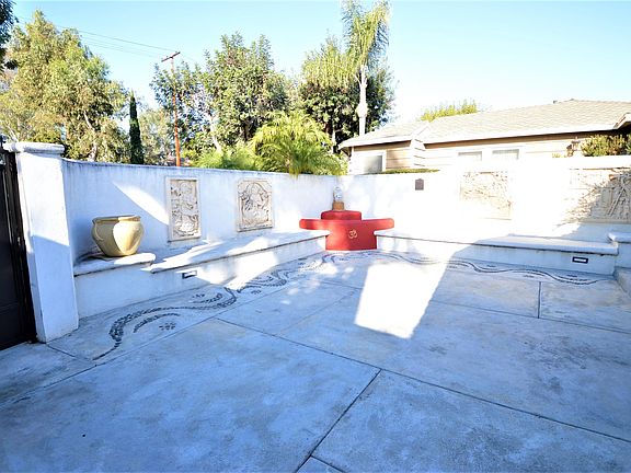 Large Front Interior Courtyard