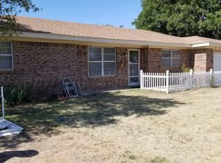 607 E 4th St, Lefors, TX 79054