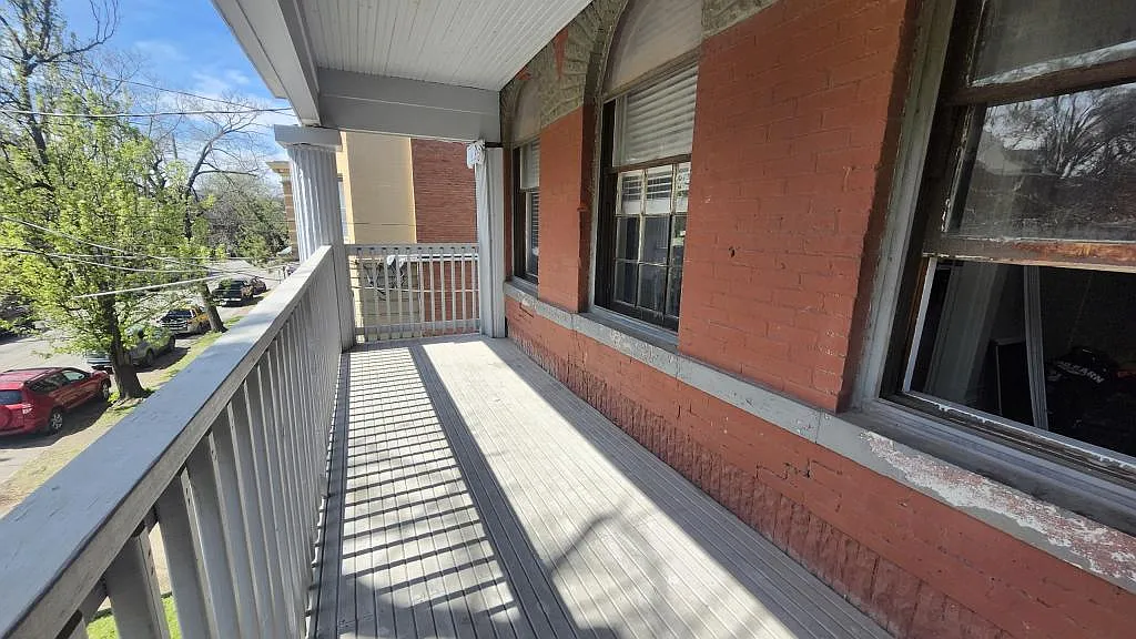 Building Photo - 115 W Burnett Ave #2