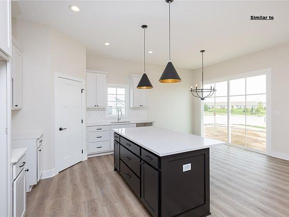 4th image of 655 SE Mesa Dr