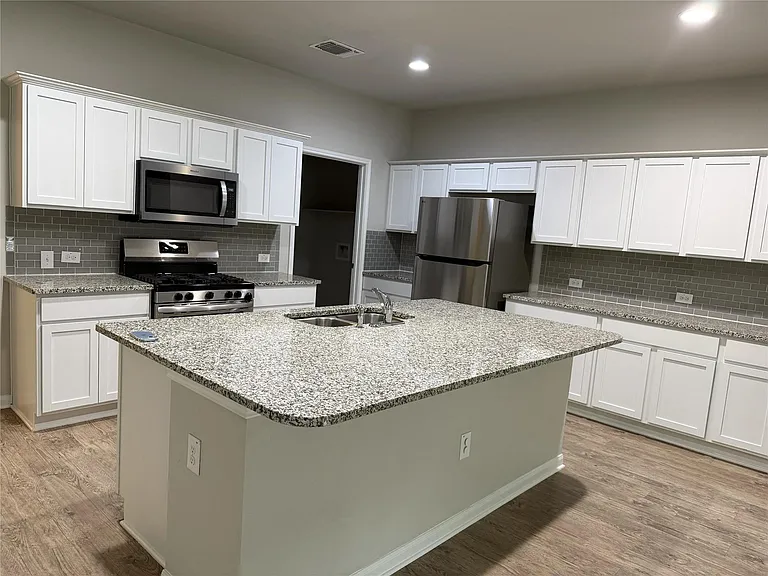 2205 Bettylou Ln — Photo 6