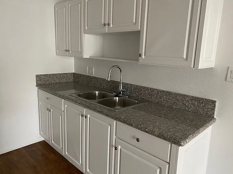 8512 Balboa Blvd #11 — Photo 3