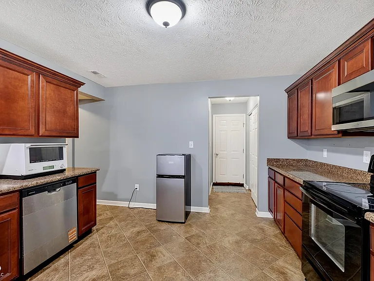 15472 Old Pond Cir — Photo 7