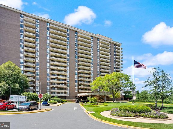 2nd image of 1800 Old Meadow Rd APT 1021