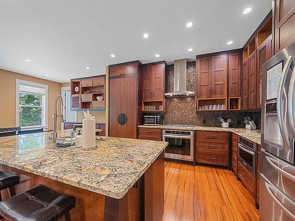 3rd image of 2395 HYDE PARK STREET