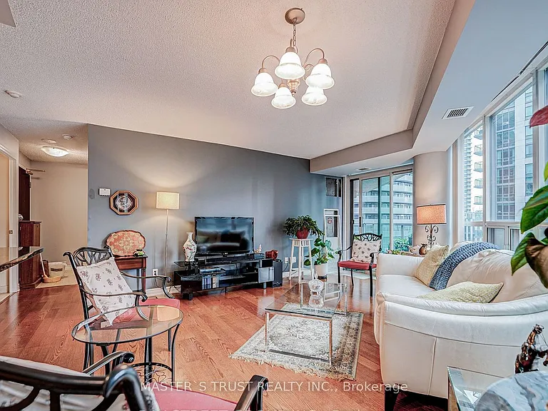 30 Grand Trunk Cres #711 — Photo 2