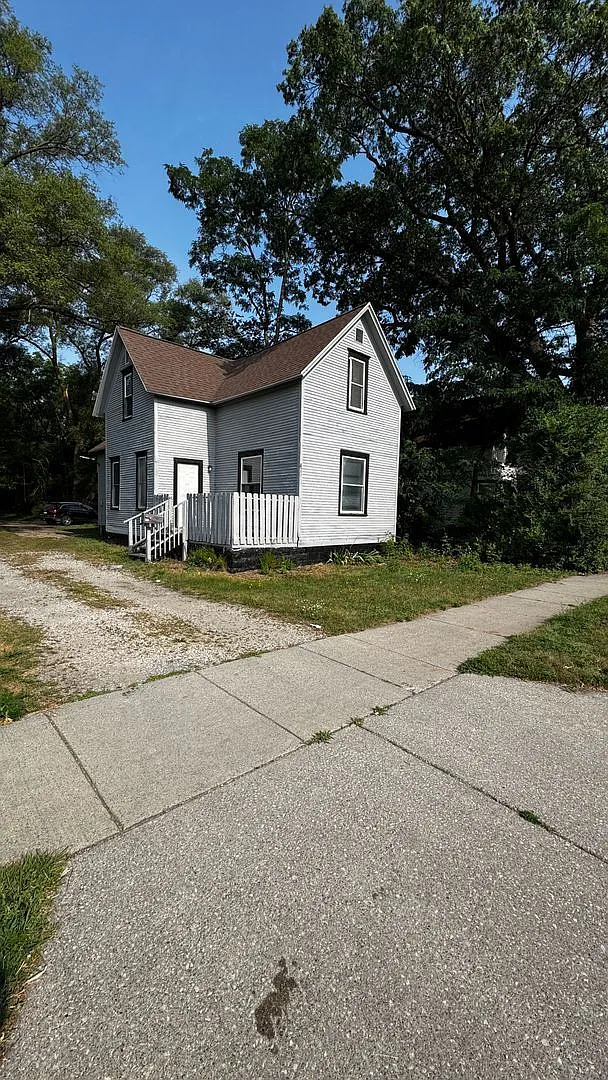 4 bed, 1.0 bath, 1198 sqft, $1,395 — Photo 2