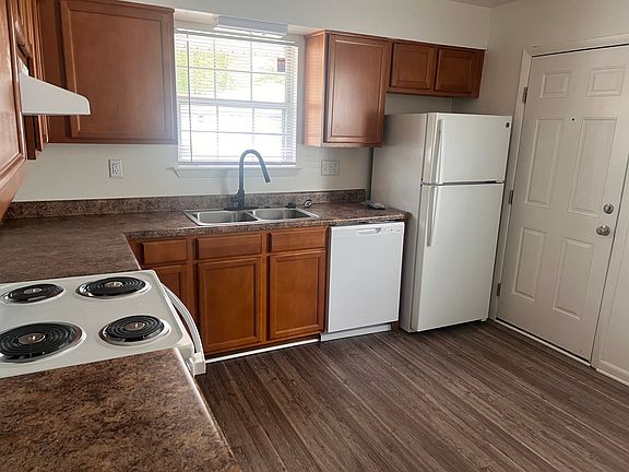 5th image of 141 Bassett Ave #141