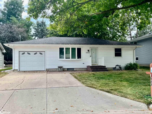 1523 W 6th Ave N, Clear Lake, IA 50428