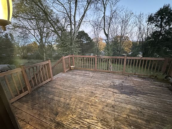 Large deck patio off of the dining room