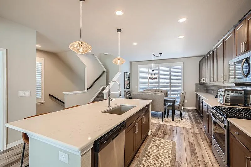 3 bed, 3.5 bath, 1996 sqft, $3,100 — Photo 4