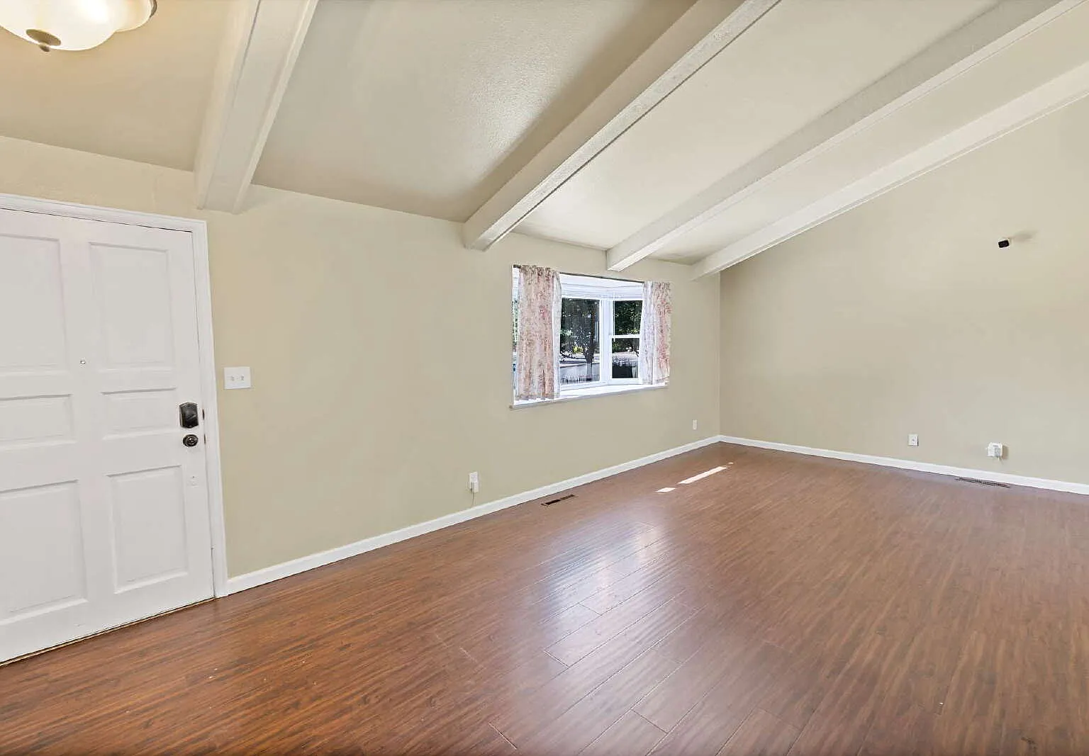 4 bed, 3.0 bath, 2286 sqft, $2,500 — Photo 3
