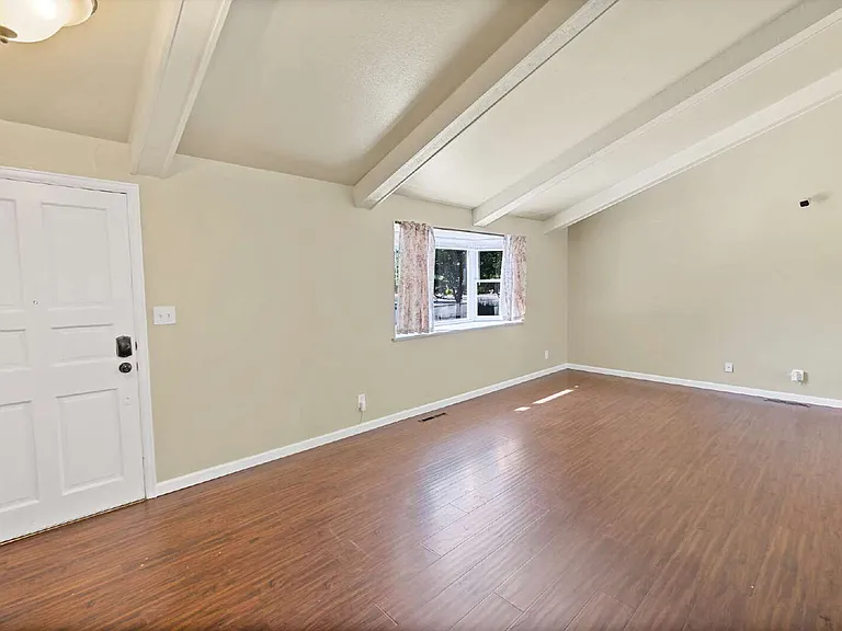 1401 Sanderson Ave — Photo 3
