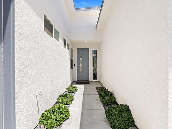 4th image of 74370 Goleta Ave