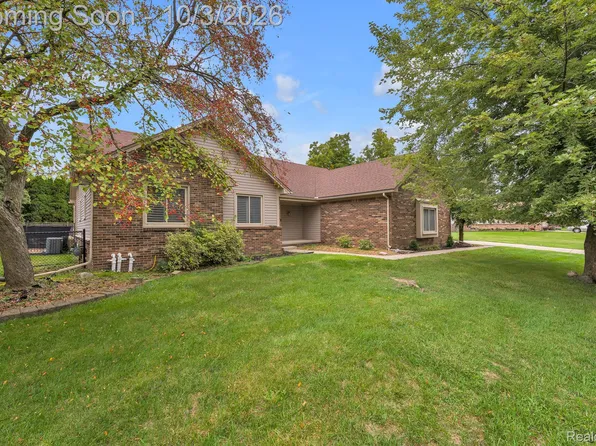 19157 Hillcrest St, Livonia, MI 48152