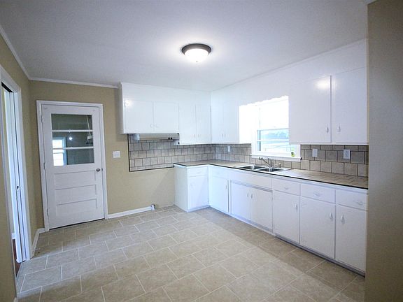 5th image of 1411 Main St