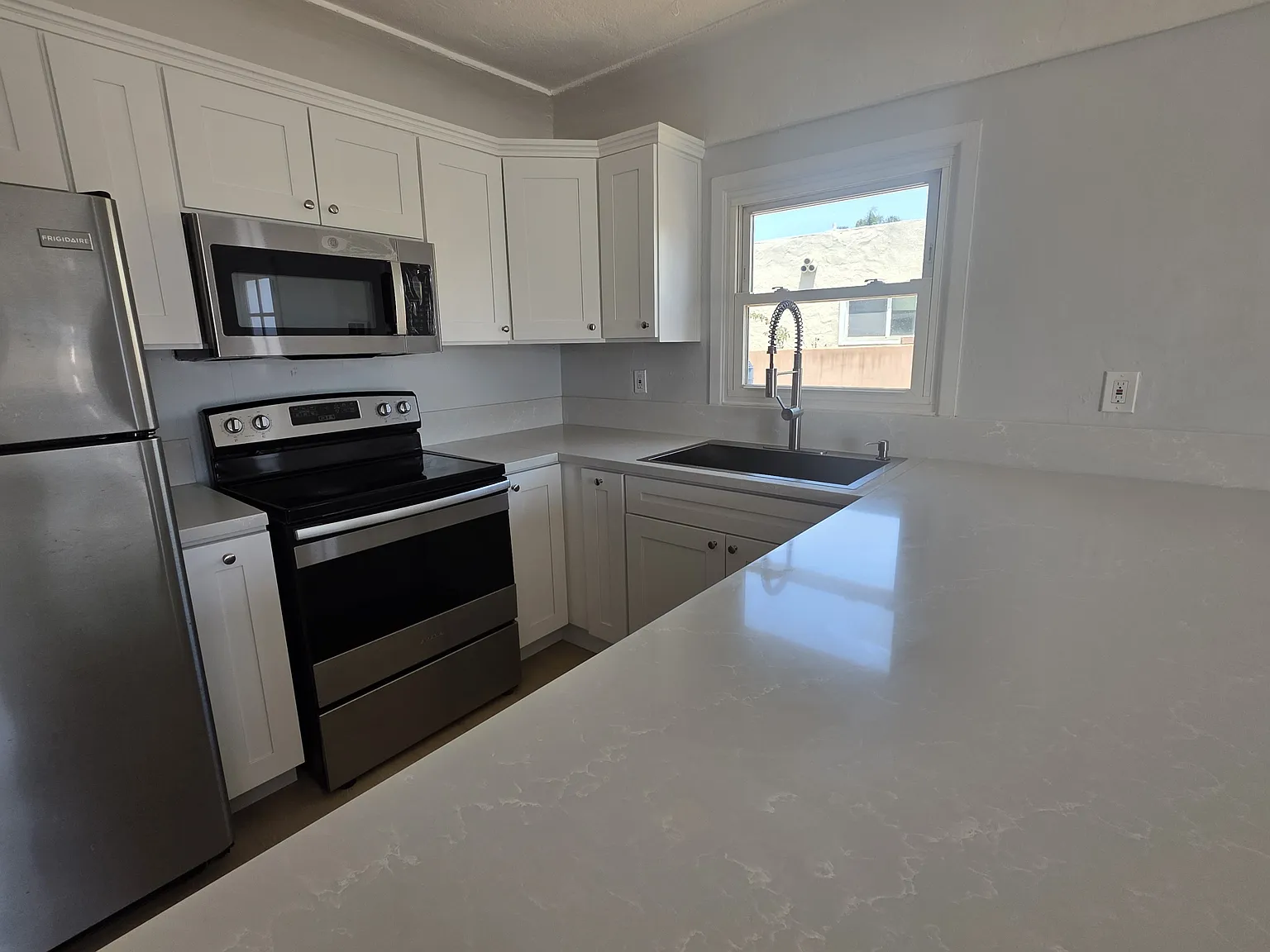 3 bed, 1100 sqft, $3,300 — Photo 3