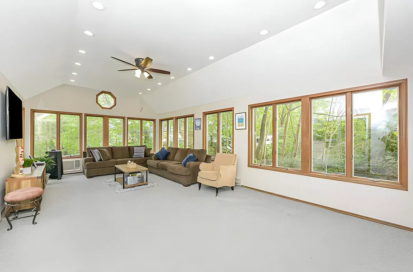 Hawkins Ave, Lake Grove — Photo 4